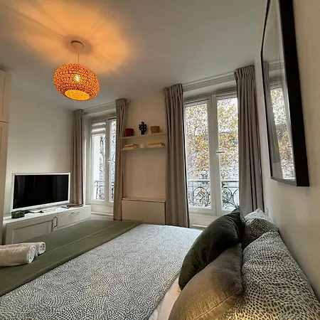 Clichy Getaway - C70 Paris