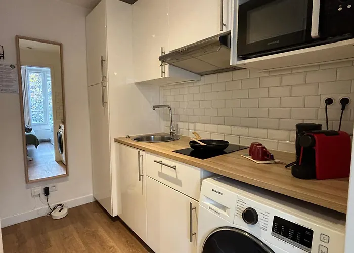 Clichy Getaway - C70 Paris