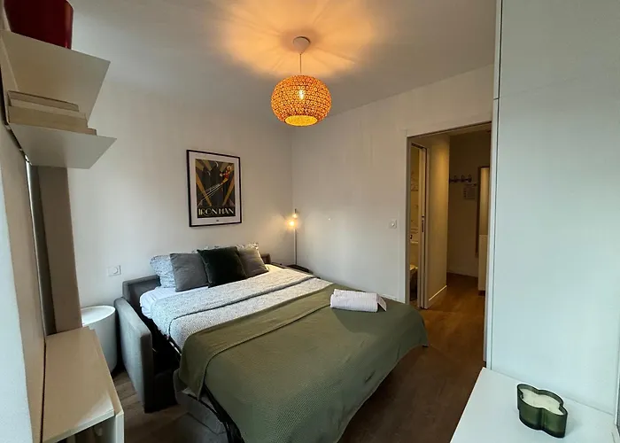 Clichy Getaway - C70 Paris