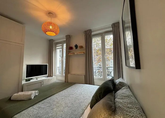 Clichy Getaway - C70 Paris
